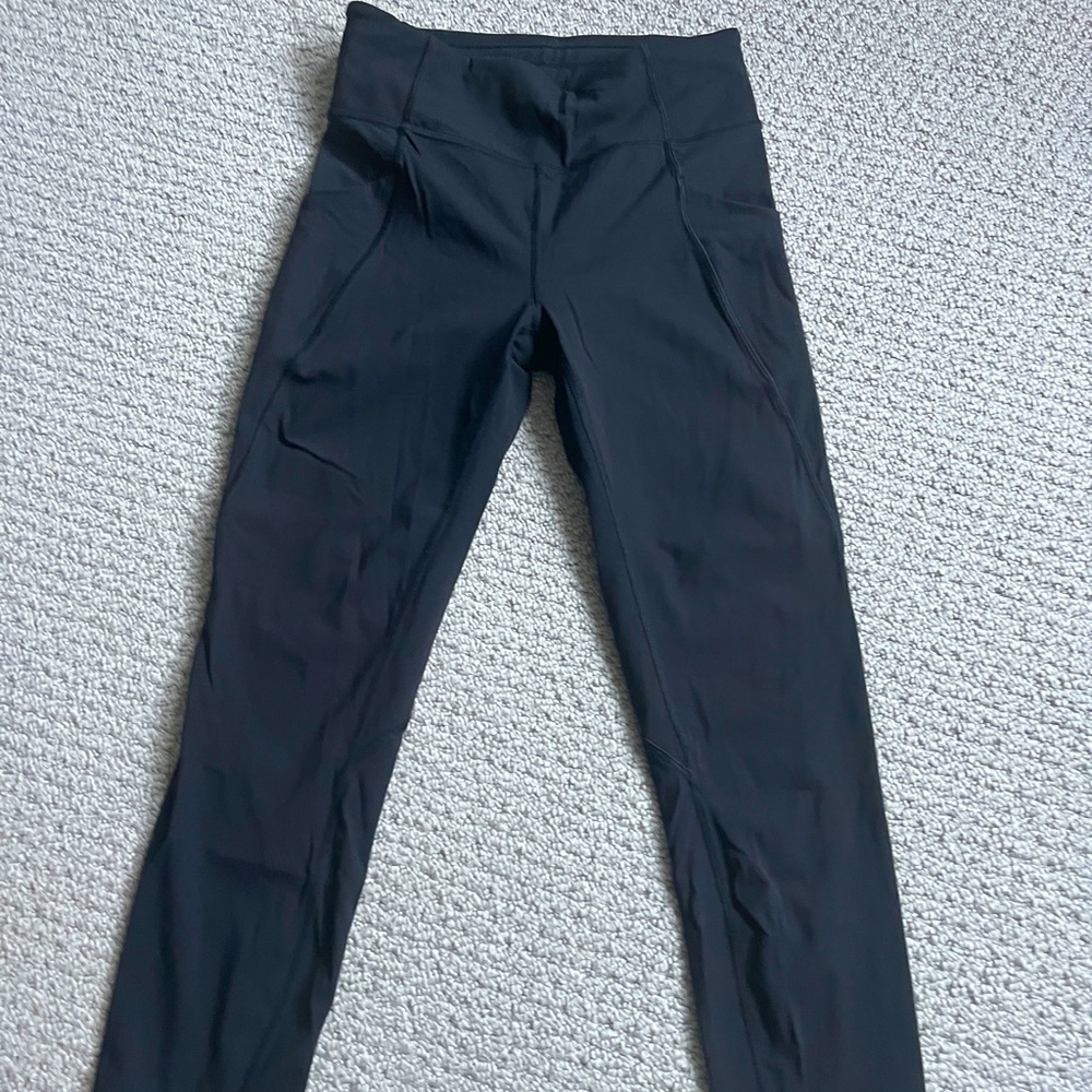EUC Lululemon Black cropped leggings w/ Pockets size 6